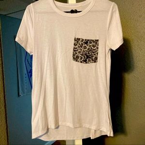 White t shirt with sunflower pocket